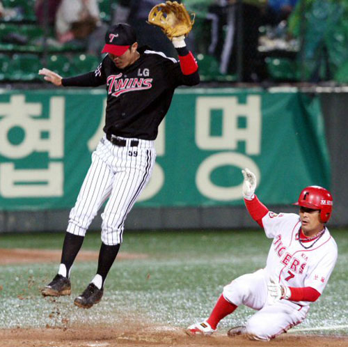  21일 광주무등경기장에서 벌어진 2009 프로야구 KIA 타이거즈와 LG 트윈스의 경기에서 4회말 무사 1, 2루 KIA 2루 주자 이종범이 3루 도루를 성공하고 있다. 
