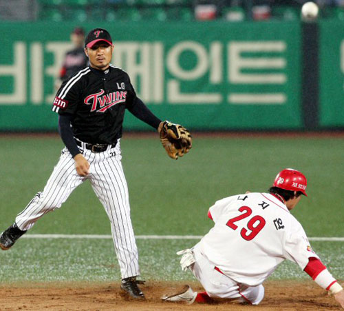   21일 광주무등경기장에서 벌어진 2009 프로야구 KIA 타이거즈와 LG 트윈스의 경기에서 3회말 무사 KIA 1루 주자 나지완이 9번 박기남의 병살타로 2루에서 아웃되고 있다. 