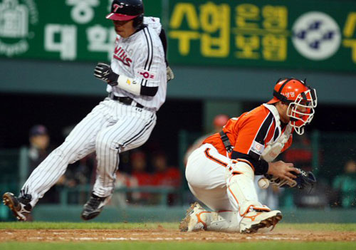 22일 오후 잠실야구장에서 열린 프로야구 LG 대 한화 경기. 2회말 LG 공격 1사 2,3루 상황 정성훈 타격때 2루수 야수선택으로 홈으로 던진 공을 포수 이도형이 놓쳐 3루주자 권용관이 홈인하고 있다. 