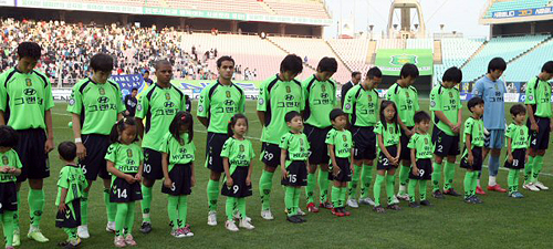 23일 전주 월드컵경기장에서 열린 2009 K리그 11라운드 전북 현대와 인천 유나이티드 경기에서 득점없이 0-0 무승부를 기록했다. 이날 무승부를 기록한 전북은 득실차서 앞서 1위를 지키는 데 성공했지만 올 시즌 컵대회 포함 전 경기 득점행진이 중단됐다. 

경기에 앞서 노 전 대통령의 서거를 추모하고 있다. 