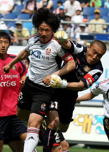 24일 대전월드컵경기장에서 열린 2009 프로축구 K리그 대전과 서울 경기에서 대전 골키퍼 최은성과 서울 김진규가 문전에서 치열한 몸싸움을 벌이고 있다. 