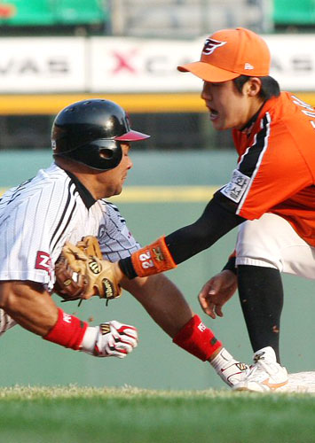  24일 오후 잠실야구장에서 열린 프로야구 LG 대 한화 경기. 4회말 LG공격때 안타를 치고 2루까지 달린 선두타자 페타지니가 태그아웃되고 있다. 