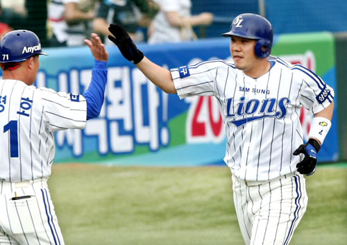 24일 대구구장에서 열린 프로야구 삼성 라이온즈-롯데 자이언츠전에서 3회말 선두타자로 나온 삼성 박진만이 1점짜리 좌월홈런을 터트리고 3루를 돌아 홈인하고 있다. 