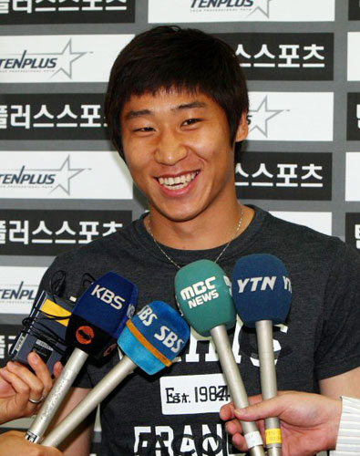 본 J리그에서 활약중인 이근호(주빌로 이와타)가 대표팀 합류를 위해 26일 오전 김포공항을 통해 귀국하고 있다. 축구국가대표팀은 오는 6월 2010 남아공월드컵 아시아지역 최종예선 6차전 아랍에미리트(UAE)와의 경기를 앞두고 있다. 