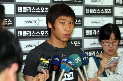 본 J리그에서 활약중인 이근호(주빌로 이와타)가 대표팀 합류를 위해 26일 오전 김포공항을 통해 귀국하고 있다. 축구국가대표팀은 오는 6월 2010 남아공월드컵 아시아지역 최종예선 6차전 아랍에미리트(UAE)와의 경기를 앞두고 있다. 