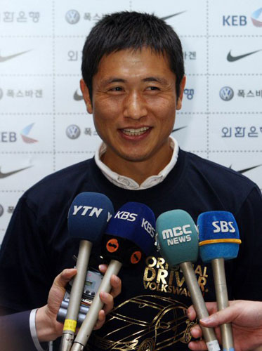 독일 분데스리가에서 뛰고 있는 이영표(보루시아 도르트문트)가 대표팀 합류를 위해 26일 오후 인천공항을 통해 귀국하고 있다. 