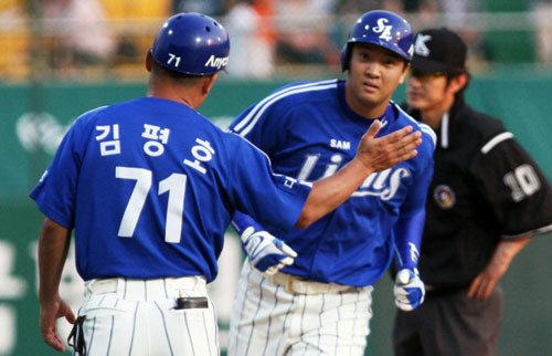 26일 청주야구장에서 열린 2009 프로야구 한화 이글스-삼성 라이온즈 경기, 삼성 채태인(오른쪽)이 2회초 1점 홈런을 친 후 베이스를 돌고 있다. 