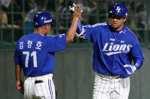 26일 청주야구장에서 열린 2009 프로야구 한화 이글스-삼성 라이온즈 경기, 삼성 채태인이 7회초 1점 홈런을 친 후 김평호 3루 코치와 하이파이브를 하고 있다. 