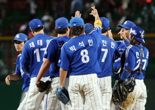  26일 청주야구장에서 열린 2009 프로야구 한화 이글스-삼성 라이온즈 경기, 삼성 선수들이 연장 11회 접전 끝에 한화를 3대2로 물리친 후 기뻐하고 있다. 