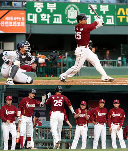 26일 서울 잠실구장에서 열린 2009 프로야구 두산 베어스-히어로즈 경기, 히어로즈 송지만이 2회초 1점 홈런을 친 후 동료들의 축하를 받고 있다. 