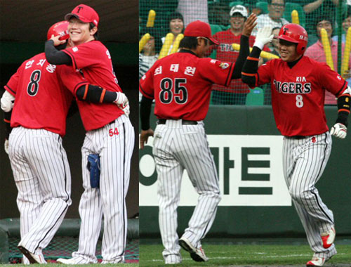 26일 인천 문학구장에서 열린 2009 프로야구 SK 와이번스-KIA 타이거즈 경기, KIA 안치홍이 2회초 역전 1점 홈런을 친 후 선발 투수 양현종과 최태원 코치의 축하를 받고 있다. 