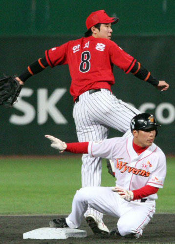26일 인천 문학구장에서 열린 2009 프로야구 SK 와이번스-KIA 타이거즈 경기, SK 1루 주자 정근우(오른쪽)와 KIA 2루수 안치홍이 나란히 1루 판정 결과를 바라보고 있다. 
