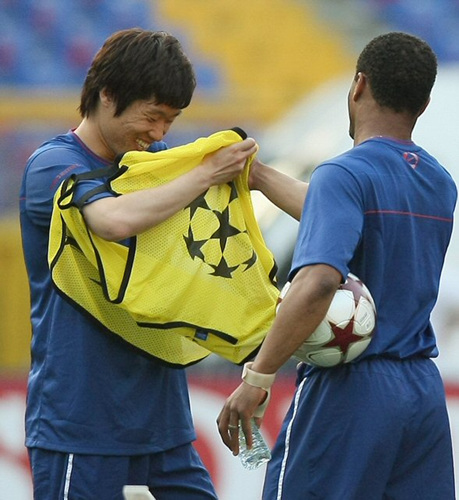 2009 챔피언스리그 결승을 하루 앞둔 27일 새벽(한국시간) 이탈리아 로마의 스타디오 올림피코에서 열린 맨체스터 유나이티드 공식 팀 훈련에서 박지성이 단짝 동료 에브라와 농담을 주고받으며 주전을 뜻하는 노란 조끼를 입고 있다. 