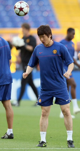 2009 챔피언스리그 결승을 하루 앞둔 27일 새벽(한국시간) 이탈리아 로마의 스타디오 올림피코에서 열린 맨체스터 유나이티드 공식 팀 훈련에서 박지성이 동료들과 헤딩 연습을 하고 있다. 
