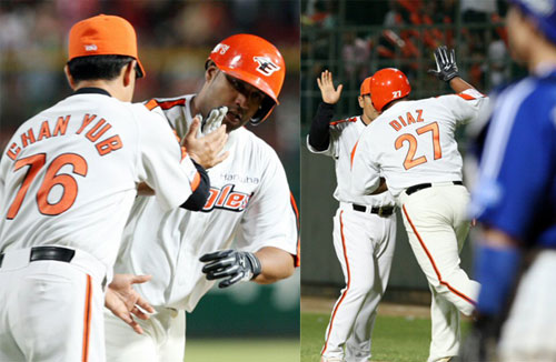 27일 청주야구장에서 열린 2009 프로야구 한화 이글스-삼성 라이온즈 경기, 한화 디아즈가 5회말 2사 2루 상황에서 2점 홈런을 친 후 코치들과 함께 하이파이브를 하고 있다. 