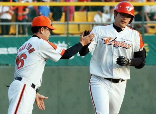 27일 청주야구장에서 열린 2009 프로야구 한화 이글스-삼성 라이온즈 경기, 한화 김태완(오른쪽)이 1회말 1점 홈런을 친 후 노찬엽 3루 코치와 하이파이브를 하고 있다. 