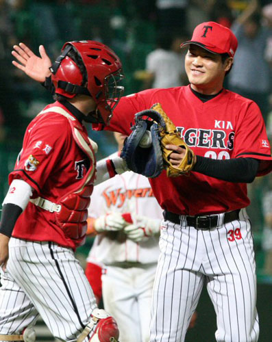   27일 인천 문학구장에서 열린 2009 프로야구 SK 와이번스-KIA 타이거즈 경기, KIA 마무리 투수 유동훈(오른쪽)과 포수 차일목이 SK에 5대2로 승리한 후 함께 기뻐하고 잇다. 