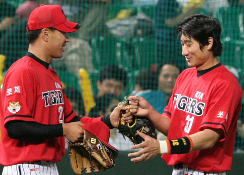  27일 인천 문학구장에서 열린 2009 프로야구 SK 와이번스-KIA 타이거즈 경기,  6회초 동점 2타점 2루타를 성공시킨 KIA 이현곤(오른쪽)과 7회초 역전 2타점 2루타를 친 김상현이 함께 주먹을 맞대며 기쁨을 나누고 있다. 