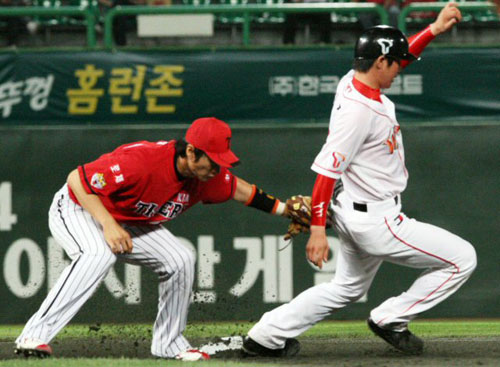  27일 인천 문학구장에서 열린 2009 프로야구 SK 와이번스-KIA 타이거즈 경기, SK 최정(오른쪽)이 6회말 2사 1루 상황에서 2루 도루에 성공하고 있다. 