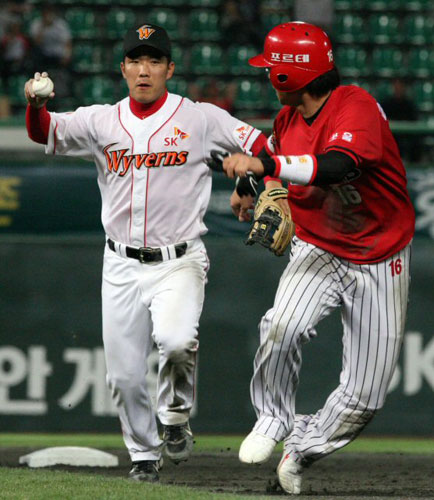  27일 인천 문학구장에서 열린 2009 프로야구 SK 와이번스-KIA 타이거즈 경기, SK 2루수 정근우(왼쪽)가 KIA 1루 주자 김종국을 쫓으며 협살을 시도하고 있다. 