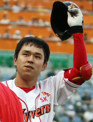 27일 인천 문학구장에서 열린 2009 프로야구 SK 와이번스-KIA 타이거즈 경기, SK 나주환이 2회말 2사 1루 상황에서 2점 홈런을 친 후 헬멧을 벗어 관중들의 환호에 답례하고 있다. 