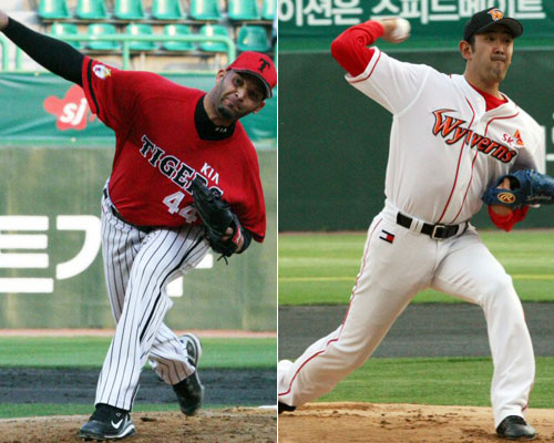 27일 인천 문학구장에서 열린 2009 프로야구 SK 와이번스-KIA 타이거즈 경기, KIA 선발 투수 로페즈(왼쪽)와 SK 선발 투수 카도쿠라가 역투하고 있다. 
