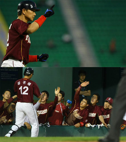 27일 서울 잠실야구장에서 열린 2009 프로야구 두산 베어스-히어로즈 경기, 히어로즈 강귀태가 4회초 1사 2루 상황에서 2점 홈런을 친 후 기뻐하고 있다. 