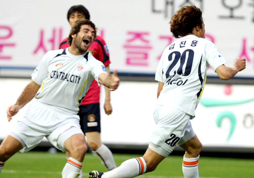 27일 대전월드컵경기장에서 벌어진 피스컵 코리아 2009 성남과 대전 경기에서 성남 사샤가 첫골을 성공시킨 김진용을 축하하고 있다. 오늘 성남은 대전을 2대 0으로 이기고 8강에 합류했다. 