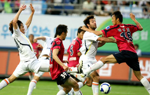 27일 대전월드컵경기장에서 벌어진 피스컵 코리아 2009 대전과 성남 경기에서 선수들이 문전에서 치열한 공다툼을 벌이고 있다. 