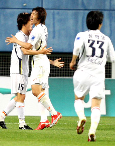 27일 대전월드컵경기장에서 벌어진 피스컵 코리아 2009 대전과 성남 경기에서 팀의 두번째 골을 성공시킨 성남 한동원(왼쪽)이 환호하고 있다. 