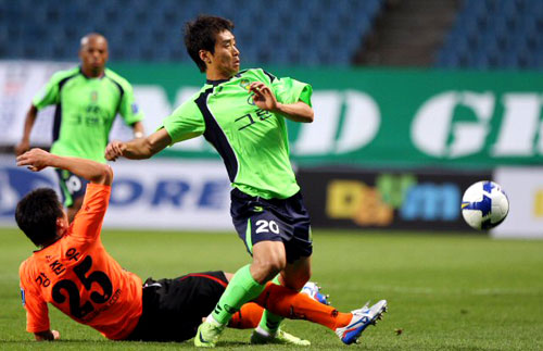 27일 제주월드컵경기장에서 열린 프로축구 제주 유나이티드와 전북 현대의 경기에서 전북 이동국이 제주 강준우에게 다리가 걸려 몸을 제대로 움직이지 못하고 있다.
 