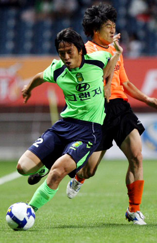 27일 제주월드컵경기장에서 열린 프로축구 제주 유나이티드와 전북 현대의 경기에서 제주 오승범과 전북 김인호가 공을 다투고 있다. 
