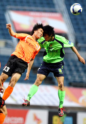 27일 제주월드컵경기장에서 열린 프로축구 제주 유나이티드와 전북 현대의 경기에서 제주 심영성과 전북 하대성이 공중볼을 다투다 박치기하고 있다. 