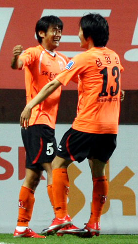 27일 제주월드컵경기장에서 열린 프로축구 제주 유나이티드와 전북 현대의 경기에서 제주 이상호가 골을 넣고 기뻐하며 심영성과 포응하고 있다. 