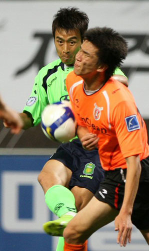 27일 제주월드컵경기장에서 열린 프로축구 제주 유나이티드와 전북 현대의 경기에서 전북 이동국의 센터링을 제주 강준우가 몸으로 막아내고 있다. 