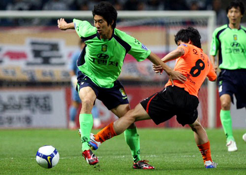 27일 제주월드컵경기장에서 열린 프로축구 제주 유나이티드와 전북 현대의 경기에서 전북 하대성이 공을 차지하려고 하자 제주 오승범이 손과 발로 막으려고 안간힘을 쓰고 있다. 