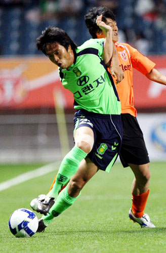 27일 제주월드컵경기장에서 열린 프로축구 제주 유나이티드와 전북 현대의 경기에서 제주 오승범과 전북 김인호가 공을 다투고 있다. 