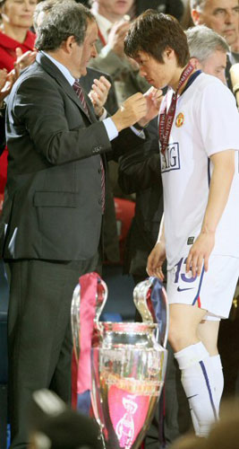 28일 새벽(한국시간) 이탈리아 로마의 스타디오 올림피코에서 열린 2009 유럽축구연맹 챔피언스리그 결승전 맨체스터 유나이티드와 FC 바르셀로나와의 경기에서 0-2로 바르셀로나에 패해 준우승에 그친 맨유의 박지성이 미셸 플라티니 유럽축구연맹 회장에게 준우승 메달을 받고 있다. 