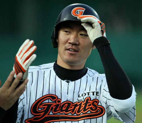 28일 부산 사직야구장에서 열린 2009 프로야구 롯데 자이언츠-LG 트윈스 경기, 롯데 박정준이 3회말 무사 1루 상황에서 2점 홈런을 친 후 팬들의 환호에 답례하고 있다. 