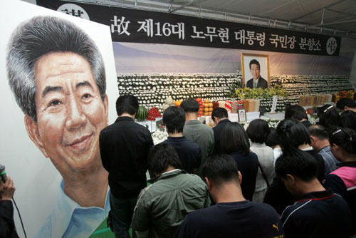  故 노무현 전 대통령 영결식을 몇시간 앞둔 28일 오후 경남 김해시 진영읍 봉하마을 빈소에 초상화가 들어가고 있다. 