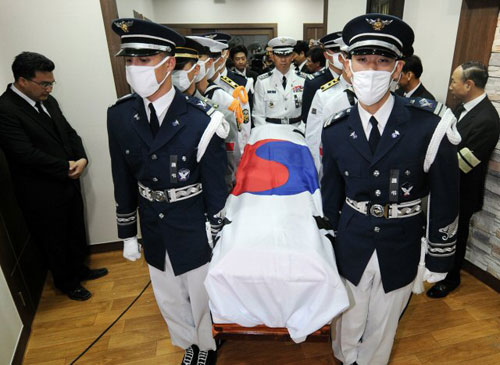  故 노무현 전 대통령의 발인제가 열린 29일 새벽 경남 김해 봉하마을 빈소에서 노 전 대통령의 시신이 운구되고 있다. 