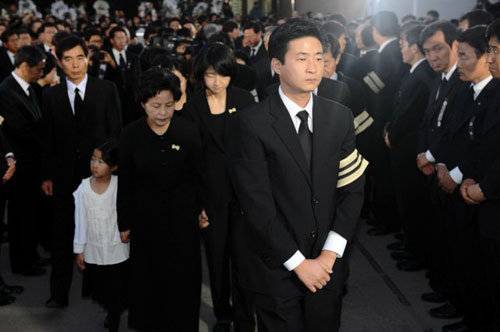  29일 오전 경남 김해 봉하마을에서 열린 고 노무현 전 대통령의 발인식에서 아들 노건호 씨, 권양숙 여사 등 유족과 참여정부 인사들이 노 전 대통령의 영정을 뒤따라가며 사저로 향하고 있다. 