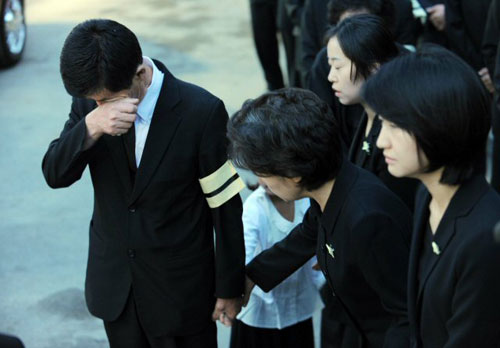  故 노무현 전 대통령의 발인제가 열린 29일 오전 경남 김해 봉하마을에서 노 전 대통령의 부인 권양숙씨가 형 건평씨의 손을 잡고 위로하고 있다. 