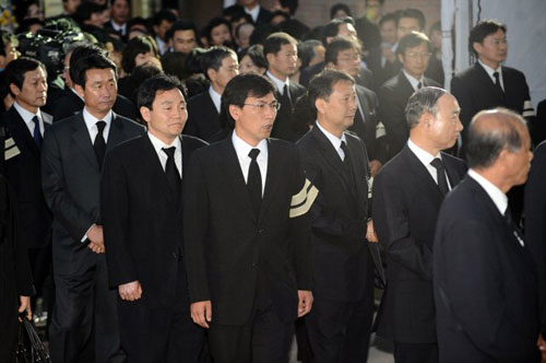  29일 오전 고 노무현 전 대통령의 발인이 열린 경남 김해 봉하마을에서 노 전 대통령의 영정을 참여정부 인사들이 뒤따르는 가운데 사저로 향하고 있다. 