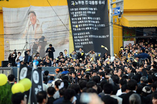 29일 오전 고 노무현 전 대통령의 발인이 열린 경남 김해 봉하마을에서 운구차가 마을을 나서자 주민들과 노 전 대통령의 지지자들이 노란 종이비행기를 날리고 있다. 