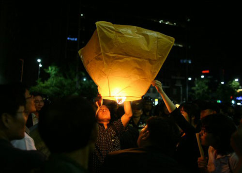  29일 오전 서울 덕수궁 대한문 앞 故 노무현 전 대통령 시민 분향소에서 시민들이 고인의 명복을 빌며 풍등을 날리고 있다. 