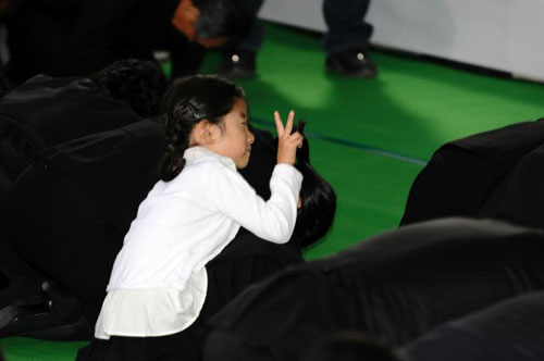  29일 오전 고 노무현 전 대통령의 발인이 열린 경남 김해 봉하마을에서 노 전 대통령의 발인식이 아들 건호 씨, 부인 권양숙 여사 등 유족과 참여정부 인사들이 참석해 열린 가운데 절을 올리는 사이 노 전 대통령의 손녀가 영정을 향해 손가락 '브이'를 내보이고 있다. 