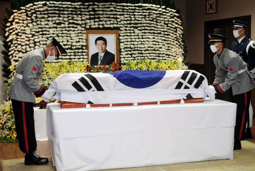  故 노무현 전 대통령의 발인제가 열린 29일 새벽 경남 김해 봉하마을 빈소에서 노 전 대통령의 관이 태극기로 덮히고 있다. 