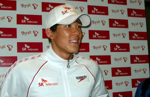 한국 수영의 ‘희망’ 박태환(20.단국대)이 6주간 진행된 2차 미국 전지훈련을 마치고 29일 새벽 인천공항으로 귀국하고 있다. 귀국 인터뷰에서 박태환은 "중간 점검에서 좋은 기록이 나와 만족한다. 7월 로마 세계선수권대회에서 좋은 결과를 얻어 (노무현 전 대통령의 서거로 상심한 국민에게) 큰 힘이 되도록 하겠다." 