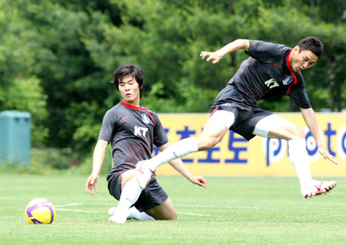 2010 남아프리카공화국 월드컵 아시아지역 최종예선 6차전을 앞두고 29일 오전 경기도 파주 NFC(대표팀 트레이닝센터)에서 열린 훈련에서 이운재 골키퍼가 공을 막기위해 점프를 하고 있다. 